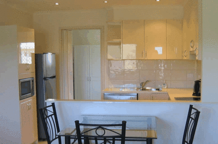 Aztra Gladstone Business Apartments - ACT Tourism 0