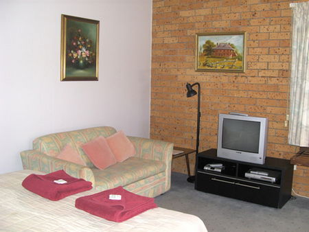 Airlie Court Holiday Apartments - ACT Tourism 1