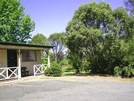 Camden Country Club Motel - ACT Tourism 1