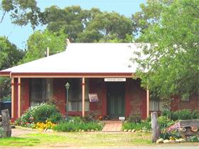 Stacey Studio Gallery & Almond Grove B&B - ACT Tourism 0