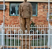 Soldier Statue Memorial Chinchilla - ACT Tourism