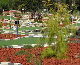18 Hole Mini Golf - Club Husky - ACT Tourism 0