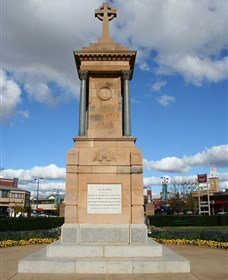 Warwick War Memorial And Gates - ACT Tourism 1