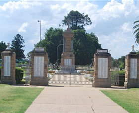 Warwick War Memorial And Gates - ACT Tourism 0