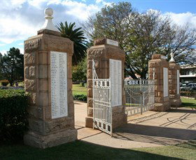 Warwick War Memorial And Gates - ACT Tourism 2