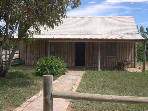 Early Settlers Cottage (Solly's Hut) - ACT Tourism 0