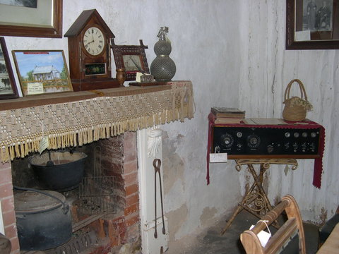 Early Settlers Cottage (Solly's Hut) - ACT Tourism 1