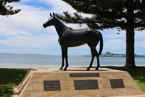 Makybe Diva Statue - ACT Tourism 0