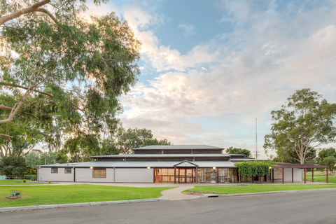 Swan Hill Regional Art Gallery - ACT Tourism 0