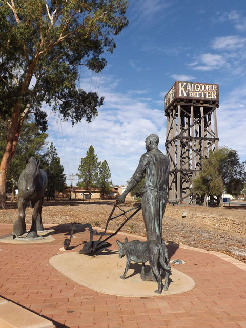 Merredin Railway Water Tower - ACT Tourism 0