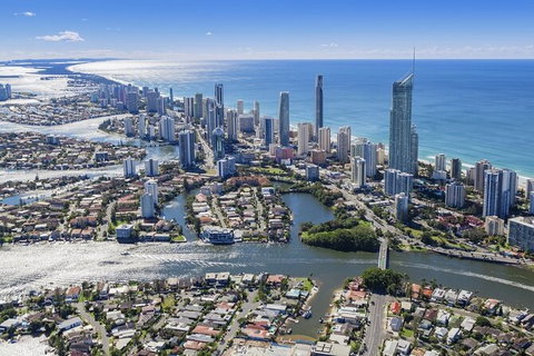 Gold Coast Airport Transfers : Airport OOL To Gold Coast City In Luxury Car - ACT Tourism 4