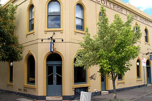 The College Lawn Hotel - ACT Tourism 0
