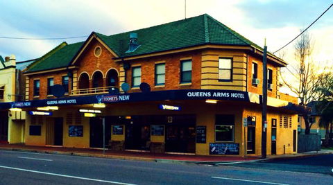 Queens Arms Hotel - ACT Tourism 0