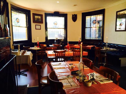 Queens Arms Hotel - ACT Tourism 2