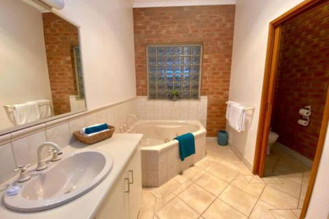 Best Western Coastal Waters Motor Inn - ACT Tourism 7