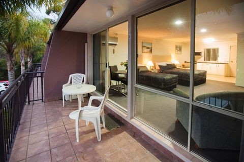 Fairway Motor Inn - ACT Tourism 1