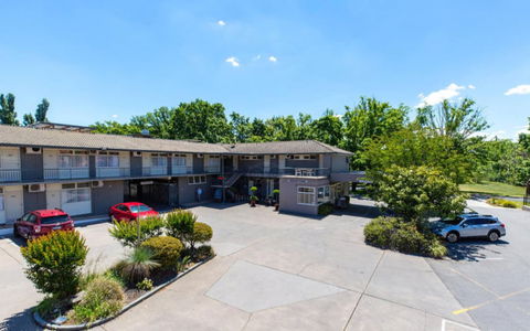 Forrest Hotel And Apartments - ACT Tourism 0