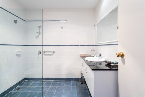 Mayfair Plaza Motel - ACT Tourism 4