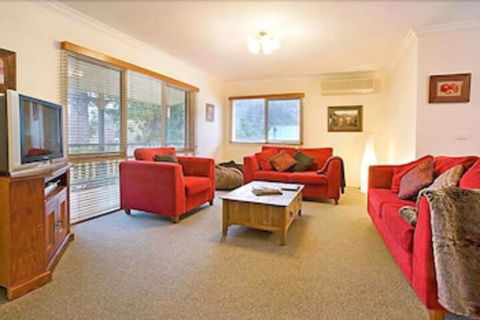 Annie's Escape In Warburton - ACT Tourism 4