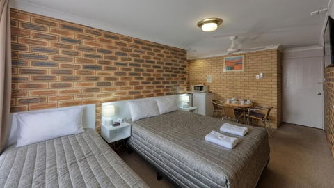 Gunsynd Motor Inn - ACT Tourism 5