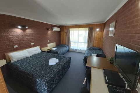 Country Mile Motor Inn - ACT Tourism 6