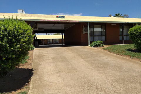 Country Mile Motor Inn - ACT Tourism 1