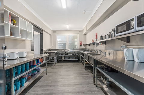 Ady's Place Backpackers - ACT Tourism 6