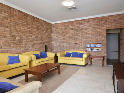 The House On The Lake At Fishing Point Lake Macquarie Honestly Put The Line In & Catch Fish - ACT Tourism 1