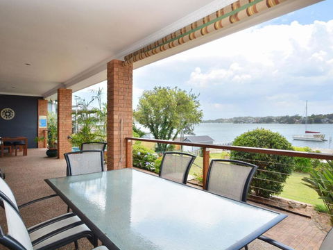 The House On The Lake At Fishing Point Lake Macquarie Honestly Put The Line In & Catch Fish - ACT Tourism 4