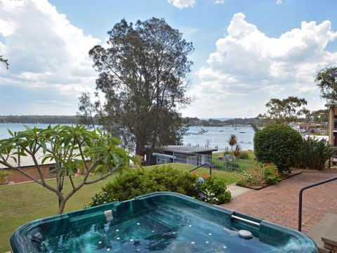 The House On The Lake At Fishing Point Lake Macquarie Honestly Put The Line In & Catch Fish - ACT Tourism 2