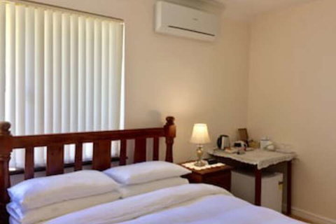 The Royal Dolphin B&B In Safety Bay - ACT Tourism 0