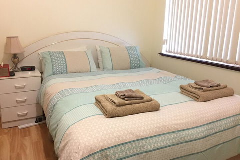 The Royal Dolphin B&B In Safety Bay - ACT Tourism 3