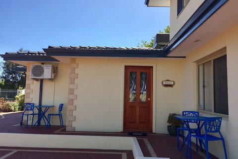 The Royal Dolphin B&B In Safety Bay - ACT Tourism 1