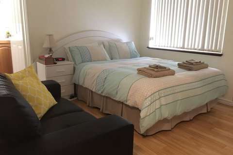 The Royal Dolphin B&B In Safety Bay - ACT Tourism 5