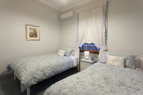 Rawsons Retreat Five Bedroom Home Walk CBD Includes Breakfast - ACT Tourism 2