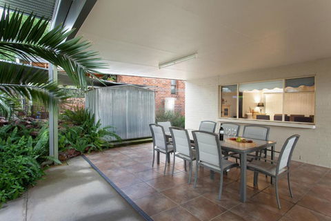 Rawsons Retreat Five Bedroom Home Walk CBD Includes Breakfast - ACT Tourism 1