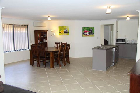 Byford House On The Scarp - ACT Tourism 6