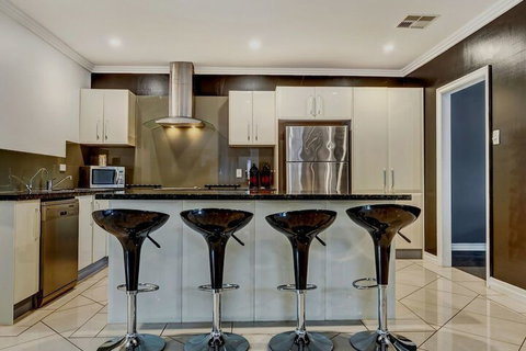 Hollywood Tree House - ACT Tourism 4