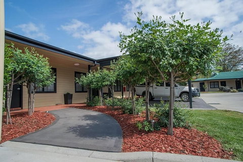 The Grapevine Motel - ACT Tourism 1