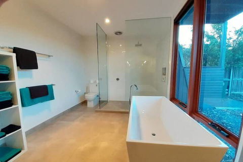 Amazing Unique Five-Star Waterfront Retreat - ACT Tourism 6