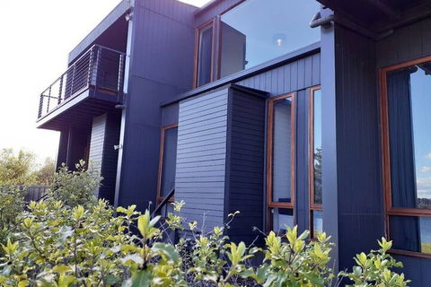 Amazing Unique Five-Star Waterfront Retreat - ACT Tourism 1