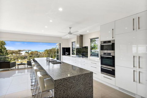 Ultimate Beach House - ACT Tourism 5