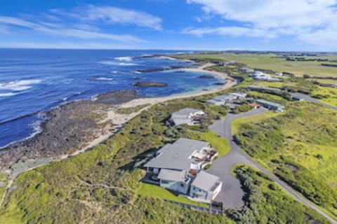 HEARNS BEACHSIDE VILLA 1 - ACT Tourism 0