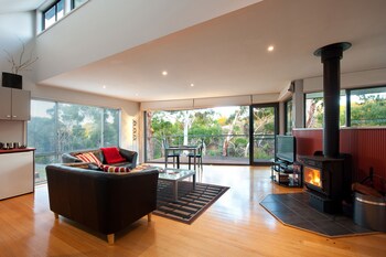 Dee Jays Studio - ACT Tourism 0