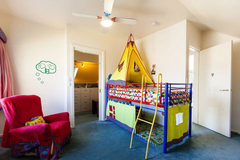 KELLY, 3BDR Northcote House - ACT Tourism 1