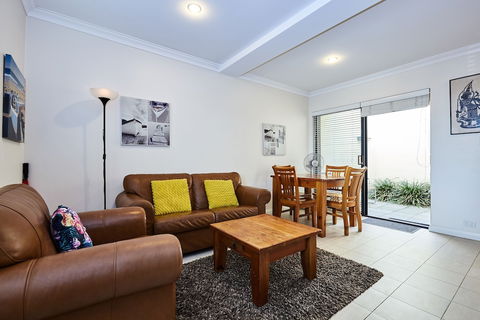 Fremantle Townhouse Unit 4 - ACT Tourism 1