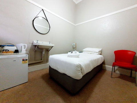 Royal Hotel West Wyalong - ACT Tourism 4