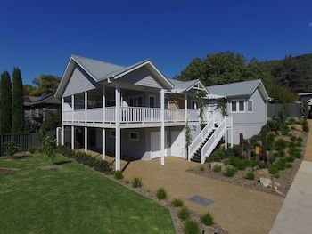 Autumn Home - Our Place At Bright - ACT Tourism 4