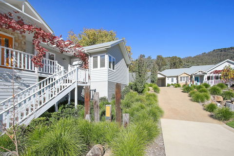 Autumn Home - Our Place At Bright - ACT Tourism 1