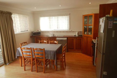 Charming, Private 3-Bedroom Cottage By The Bay - ACT Tourism 7